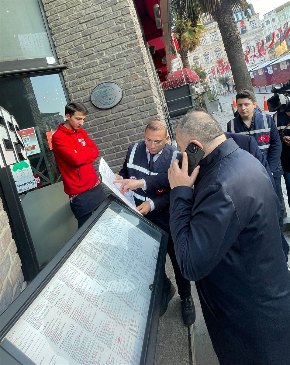 İstanbul Ticaret İl Müdürlüğü ekipleri tarafından İstiklal Caddesi'nde lokanta, restoran ve kafe...