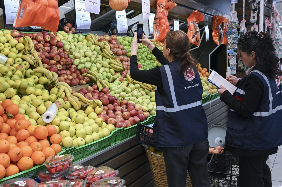 İstanbul Ticaret İl Müdürlüğüne bağlı ekipler, ramazan ayı vesilesiyle fahiş fiyat artışlarının...