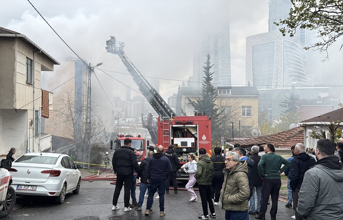 İstanbul Ümraniye'de bir evin çatısında çıkan ve 2 eve daha sıçrayan yangın, itfaiye ekiplerince...