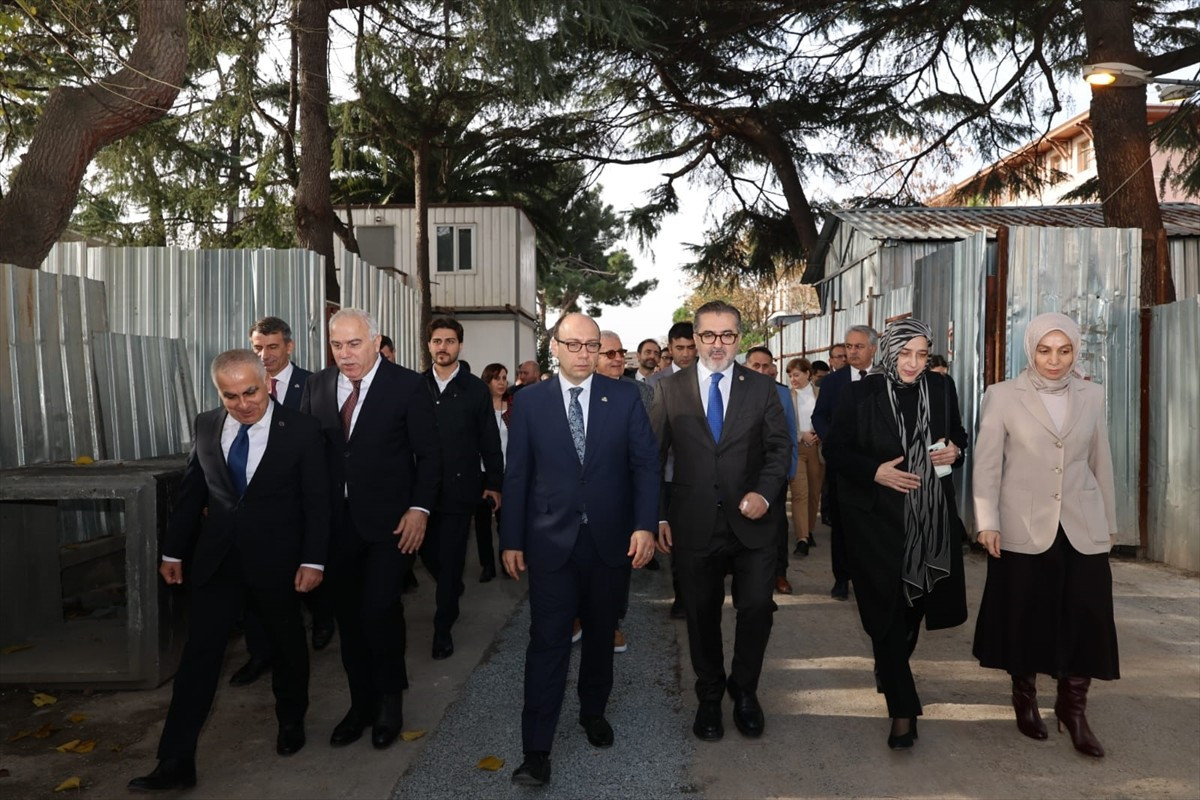 İstanbul Üniversitesi-Cerrahpaşa Rektörü Prof. Dr. Nuri Aydın (önde sol 3), 220 bin metrekare...