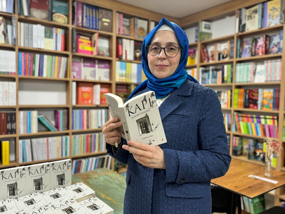 İstanbul Üniversitesi Edebiyat Fakültesinde okurken başörtüsü yasağı nedeniyle üniversite...