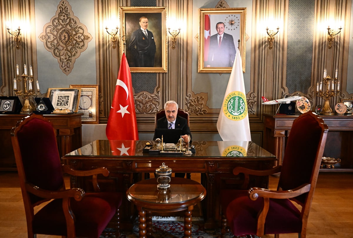 İstanbul Üniversitesi Rektörü Prof. Dr. Osman Bülent Zülfikar, Anadolu Ajansının (AA) gözünden...