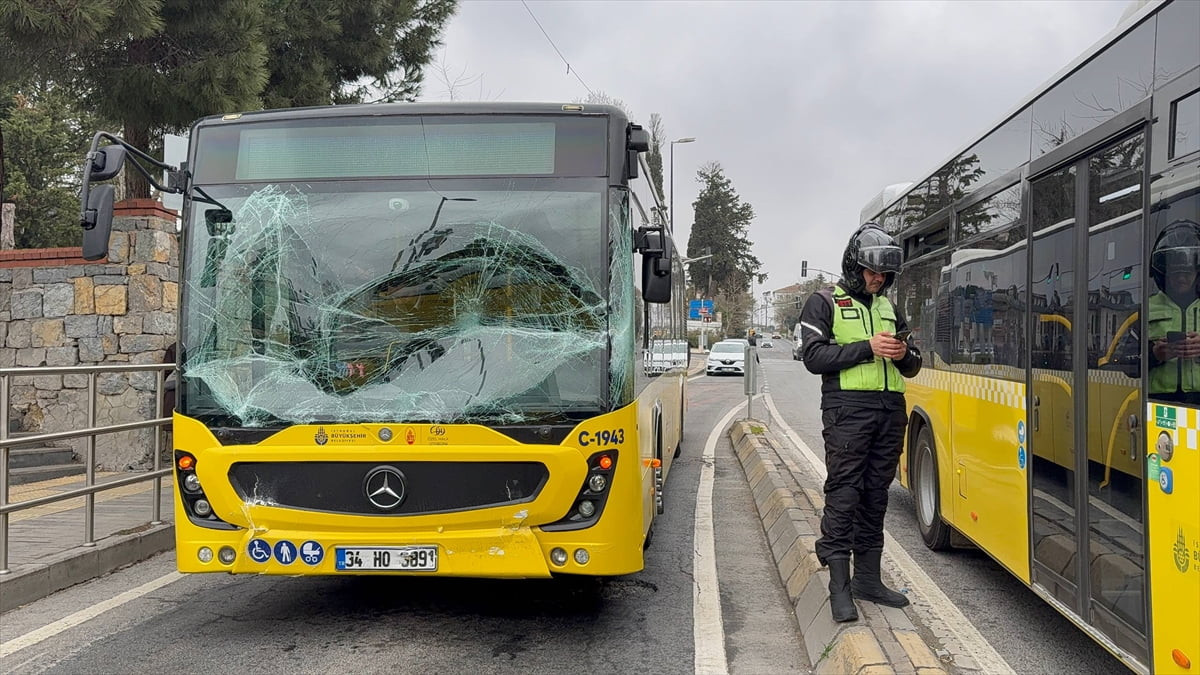 İstanbul Üsküdar'da durağa yanaşan İETT'ye bağlı özel halk otobüsünün önündeki otobüse çarptığı...