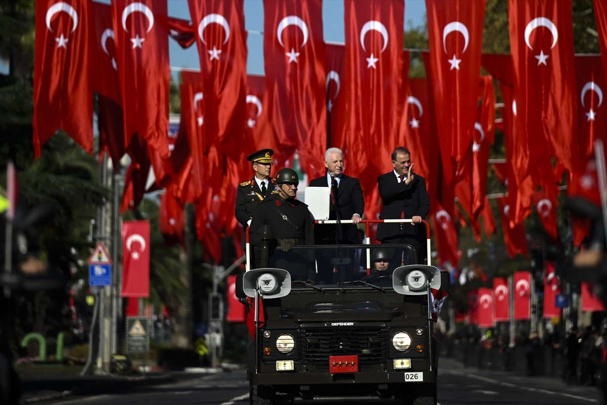 İstanbul Valiliği tarafından Cumhuriyet'in 102. yıl dönümü dolayısıyla Vatan Caddesi'nde tören...