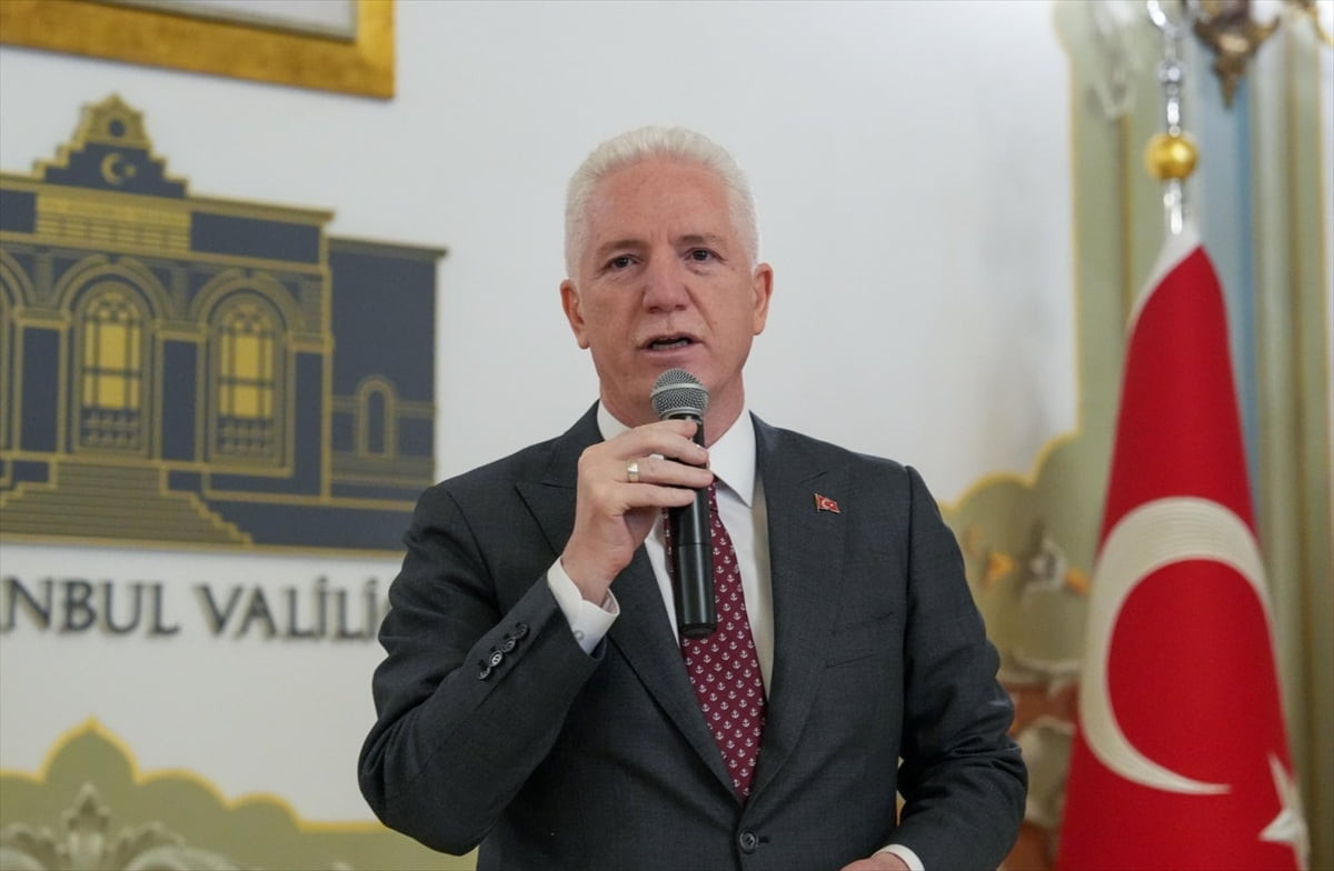 İstanbul Valiliği'nde, Ramazan Bayramı dolayısıyla bayramlaşma töreni düzenlendi. Programa katılan...