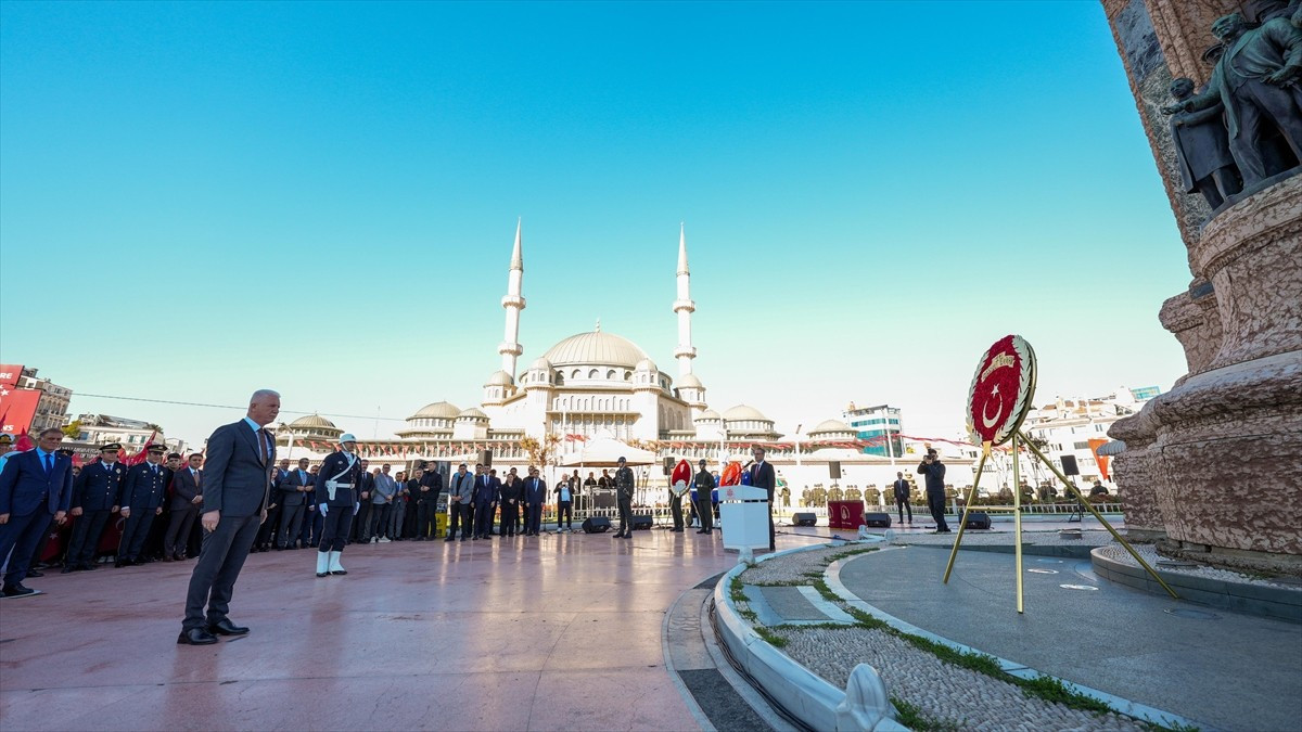 İstanbul Valiliğince, kentin düşman işgalinden kurtuluşunun 102'nci yıl dönümü dolayısıyla...
