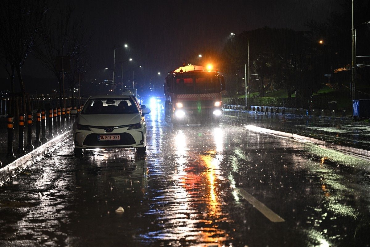 İstanbul Valiliğinin kent genelinde beklenen gök gürültülü sağanak nedeniyle yaptığı sarı kodlu...