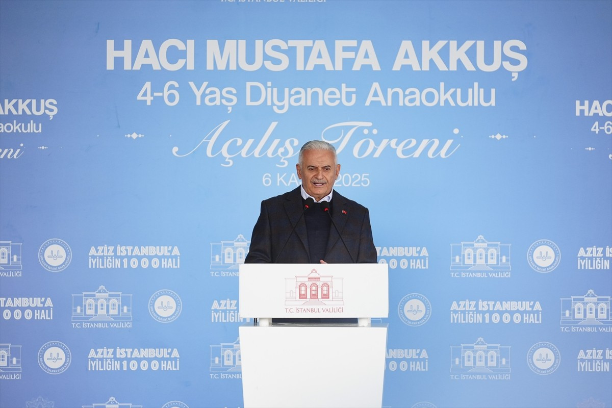 İstanbul Valiliğinin "Aziz İstanbul'a İyiliğin 1000 Hali" projesi kapsamında Bakırköy'de Hacı...