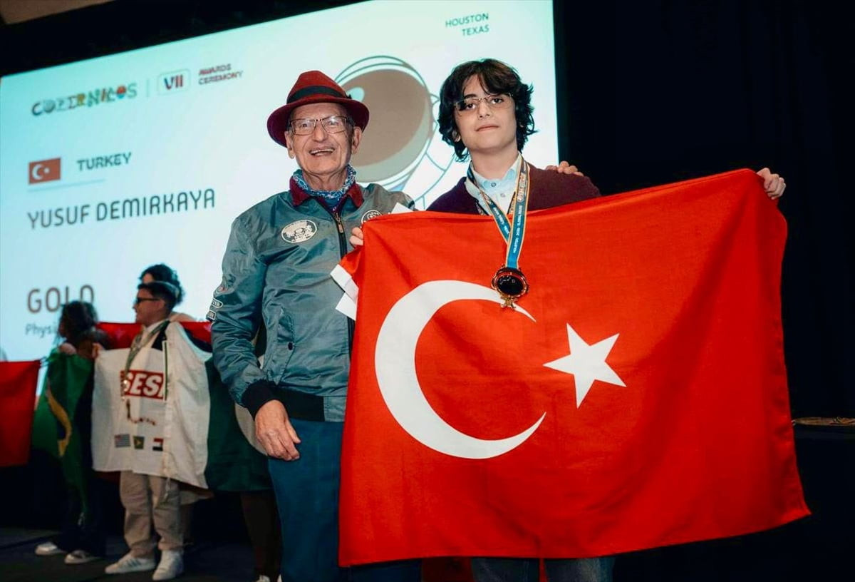 İstanbul Valisi Davut Gül, ABD'nin Houston kentinde düzenlenen "Copernicus Olimpiyatı"nda fizik ve...