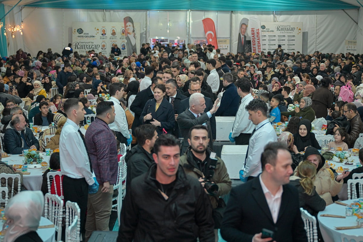 İstanbul Valisi Davut Gül, Esenyurt'taki iftar çadırında vatandaşlarla oruç açtı.