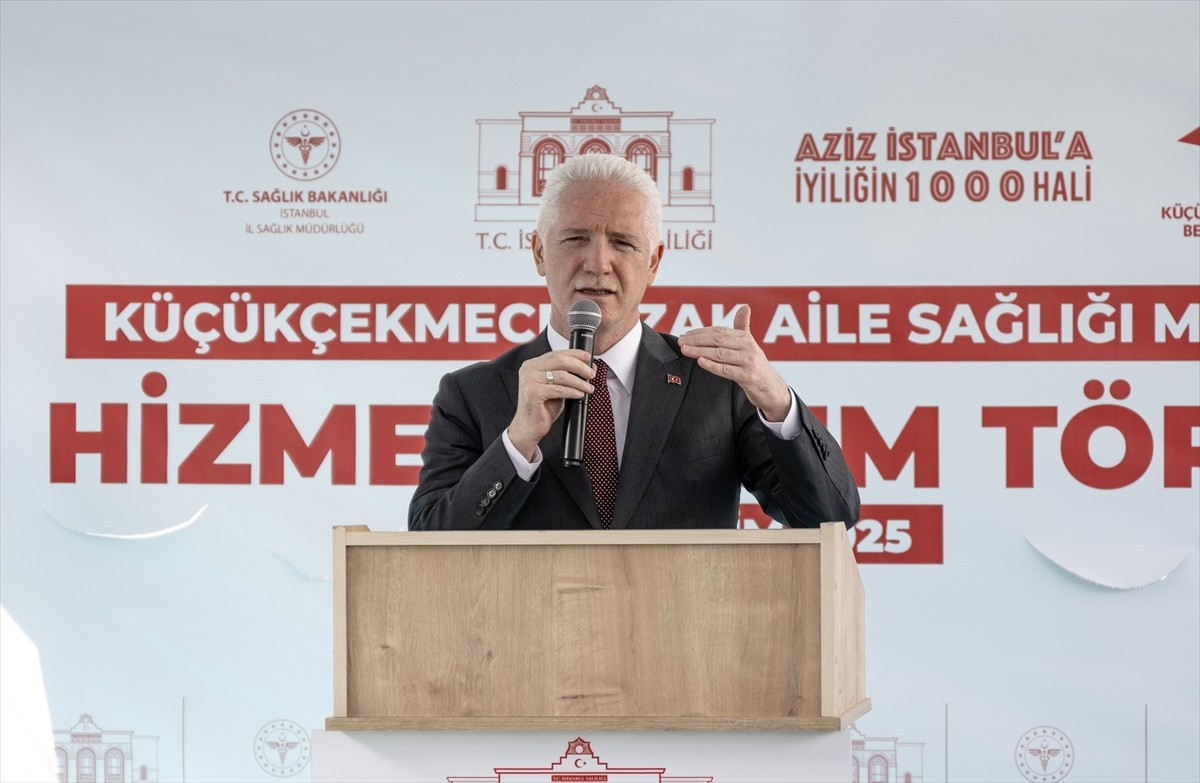 İstanbul Valisi Davut Gül, Küçükçekmece Özak Aile Sağlığı Merkezi Hizmete Alım Töreni'ne katılarak...