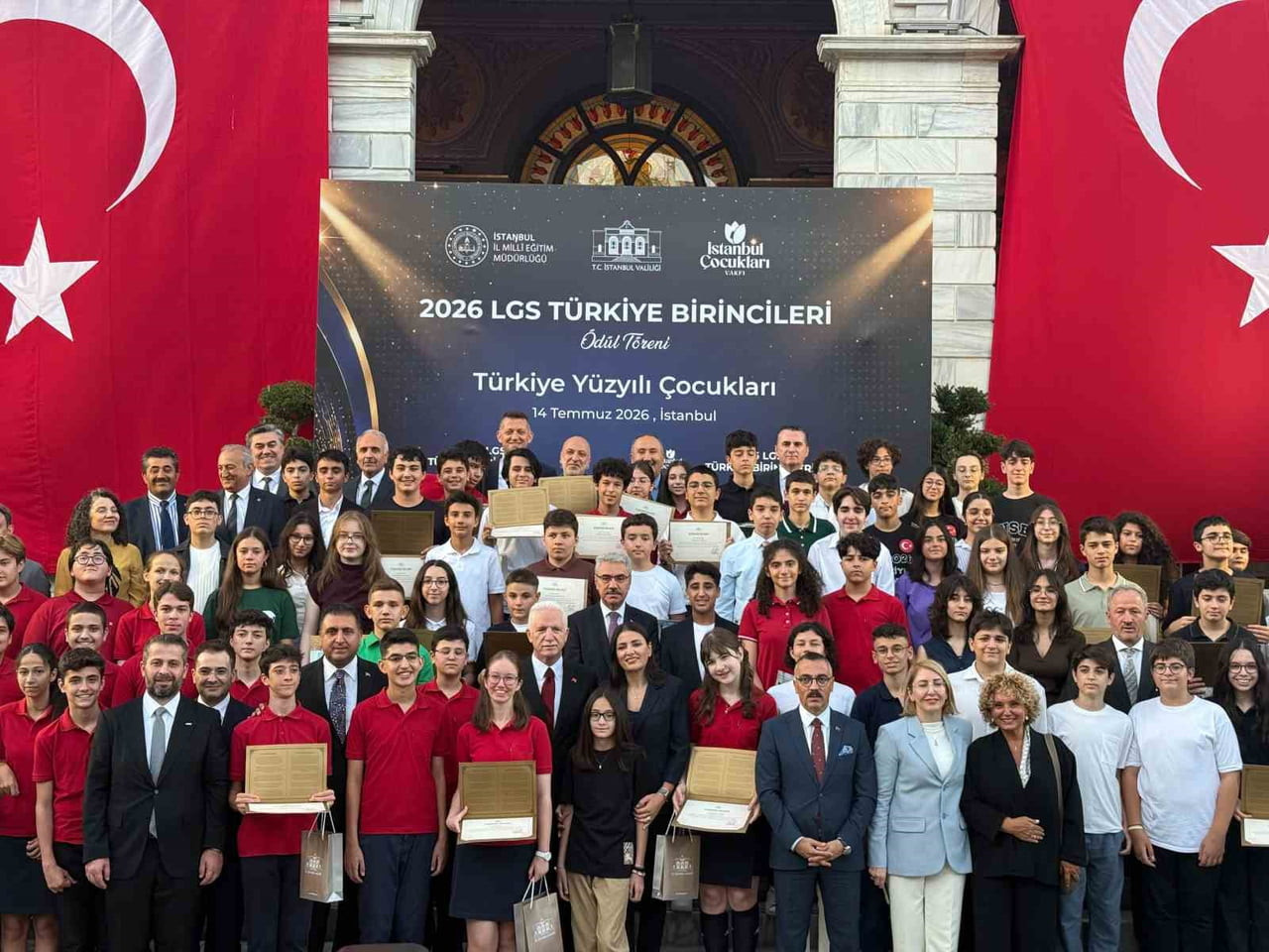 İSTANBUL VALİSİ DAVUT GÜL, LİSELERE GEÇİŞ SİSTEMİ (LGS) KAPSAMINDA 500 TAM PUAN ALARAK TÜRKİYE...