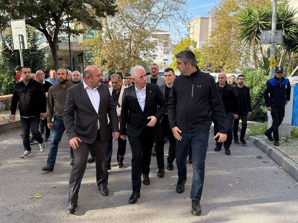 İstanbul Valisi Davut Gül (ortada), Yukarı Mahallesi Doğan Sokak'ta bulunan, dün akşam AFAD, polis...