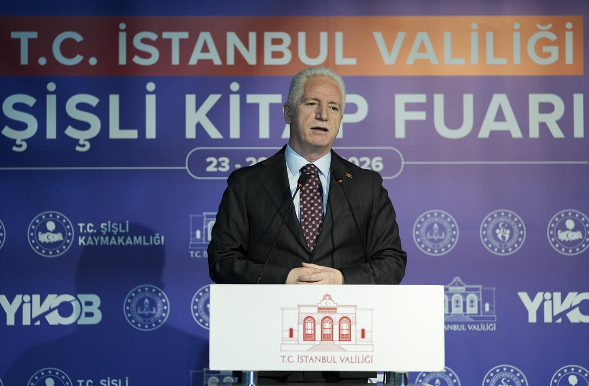 İstanbul Valisi Davut Gül, "Ben Okuyorum, İstanbul Okuyor" projesi kapsamında düzenlenen Şişli...