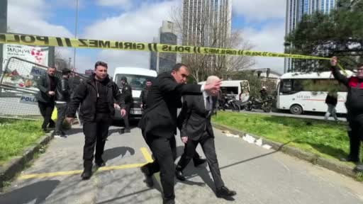 İstanbul Valisi Davut Gül, "Polislerimize bir saldırı meydana geldi. 2 polisimiz hafif yaralı....