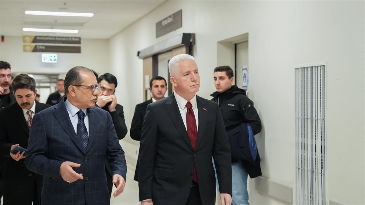 İstanbul Valisi Davut Gül (sağda), Esenyurt'ta servis midibüsünün devrilmesi sonucu yaralıları...