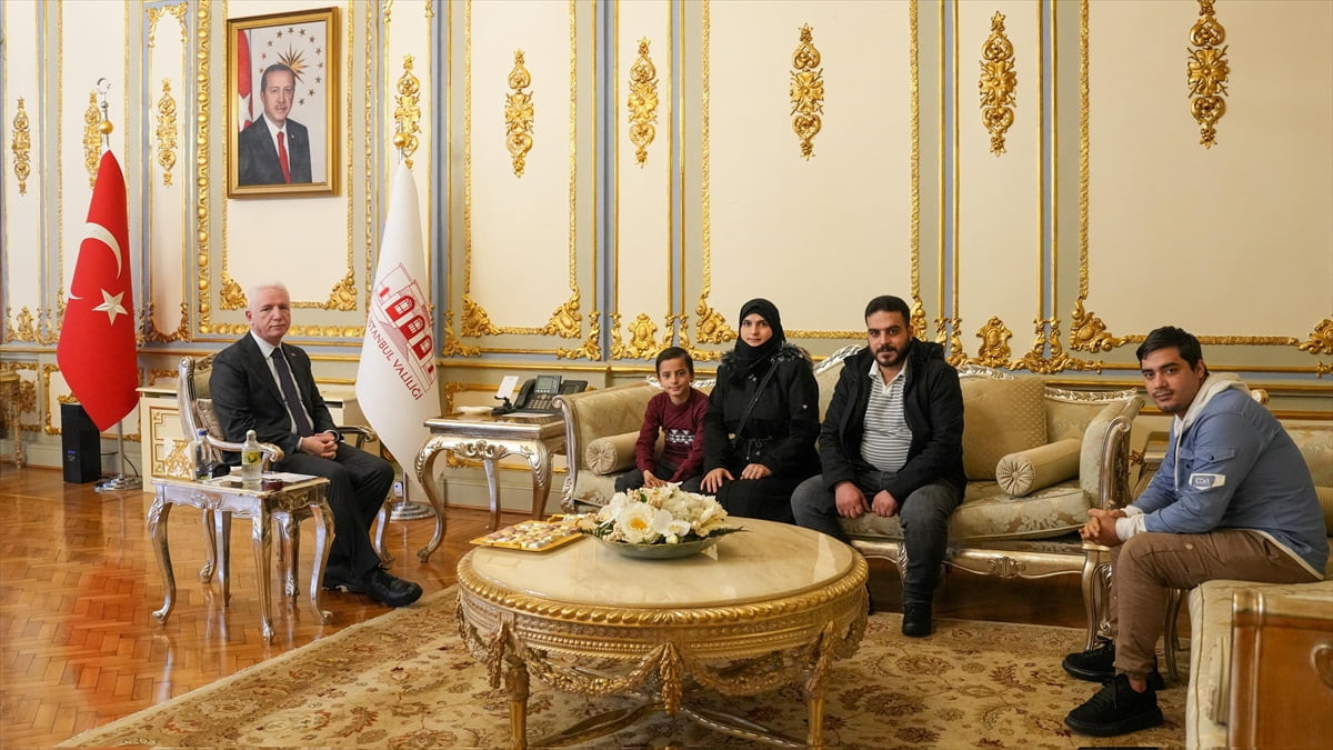 İstanbul Valisi Davut Gül (solda), Bayrampaşa'da sokak arasında trafik sıkışıklığı nedeniyle...