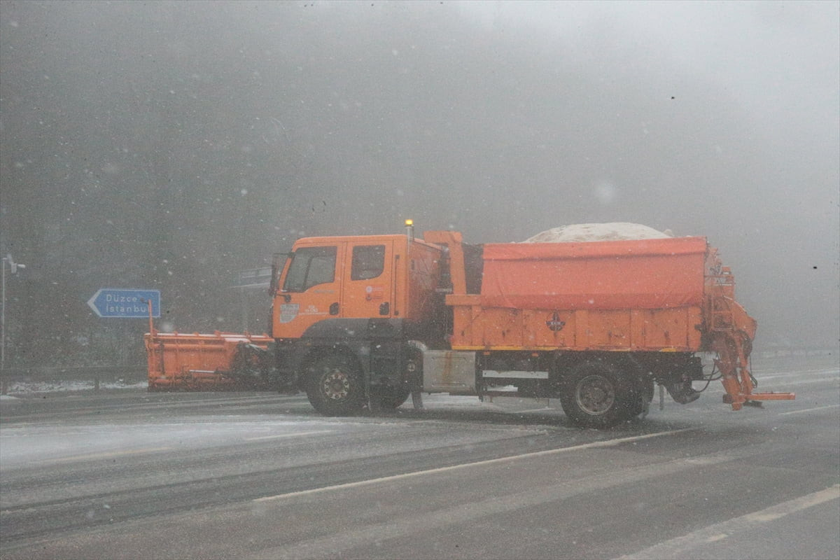 İstanbul ve Ankara arasında ulaşımı sağlayan güzergahlardan D-100 kara yolunun Bolu Dağı kesiminde...