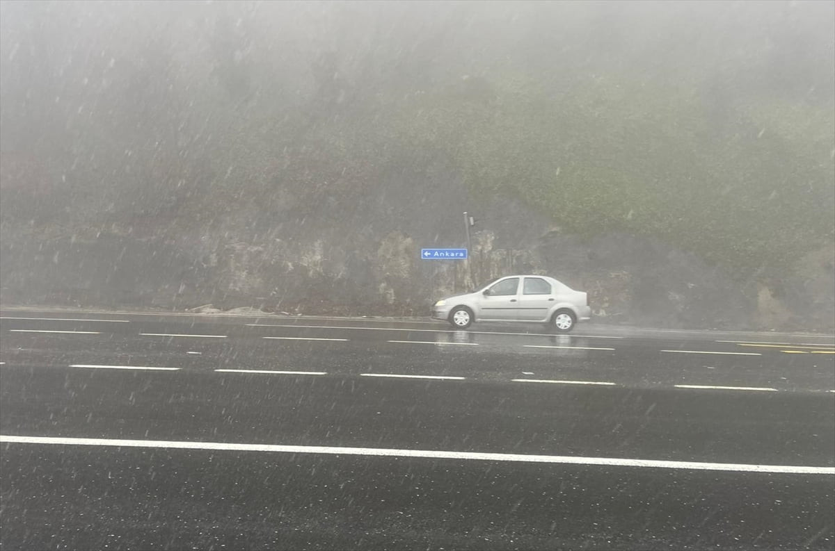 İstanbul ve Ankara arasında ulaşımı sağlayan güzergahlardan D-100 kara yolunun Bolu Dağı kesiminde...