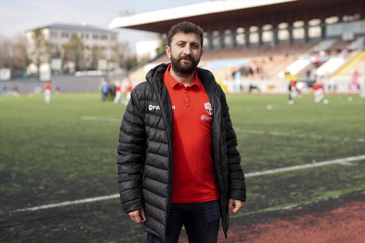 İstanbul Yurdum Spor'un kaptanı Gani Çatan, İstanbul 1. Amatör Lig Play Off Finali'nde kalecinin...