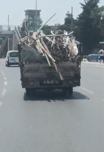 İSTANBUL ZEYTİNBURNU'NDA DEMİR YÜKLÜ BİR KAMYONETİN, HERHANGİ BİR ÖNLEM ALINMADAN TRAFİKTE...