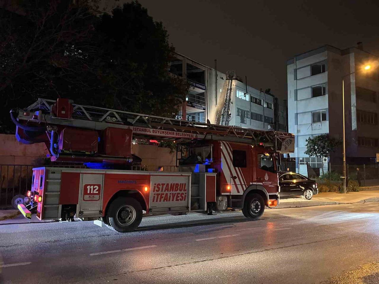 İSTANBUL ZEYTİNBURNU’NDA 4 KATLI İŞ MERKEZİNİN ÇATISINDAKİ KULÜBEDE YANGIN ÇIKTI. YANGIN, İŞ...