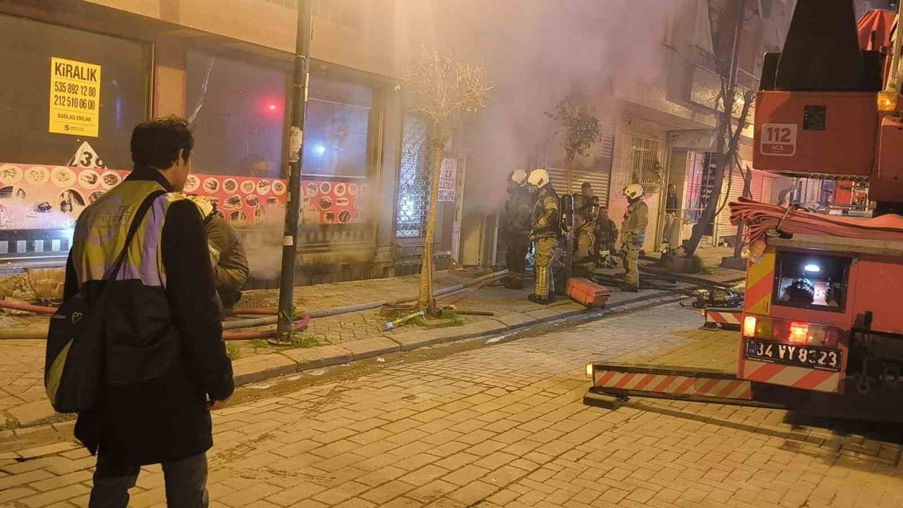 İSTANBUL ZEYTİNBURNU’NDA BULUNAN BİR TEKSTİL ATÖLYESİNDE GECE SAATLERİNDE ÇIKAN YANGIN PANİĞE YOL...