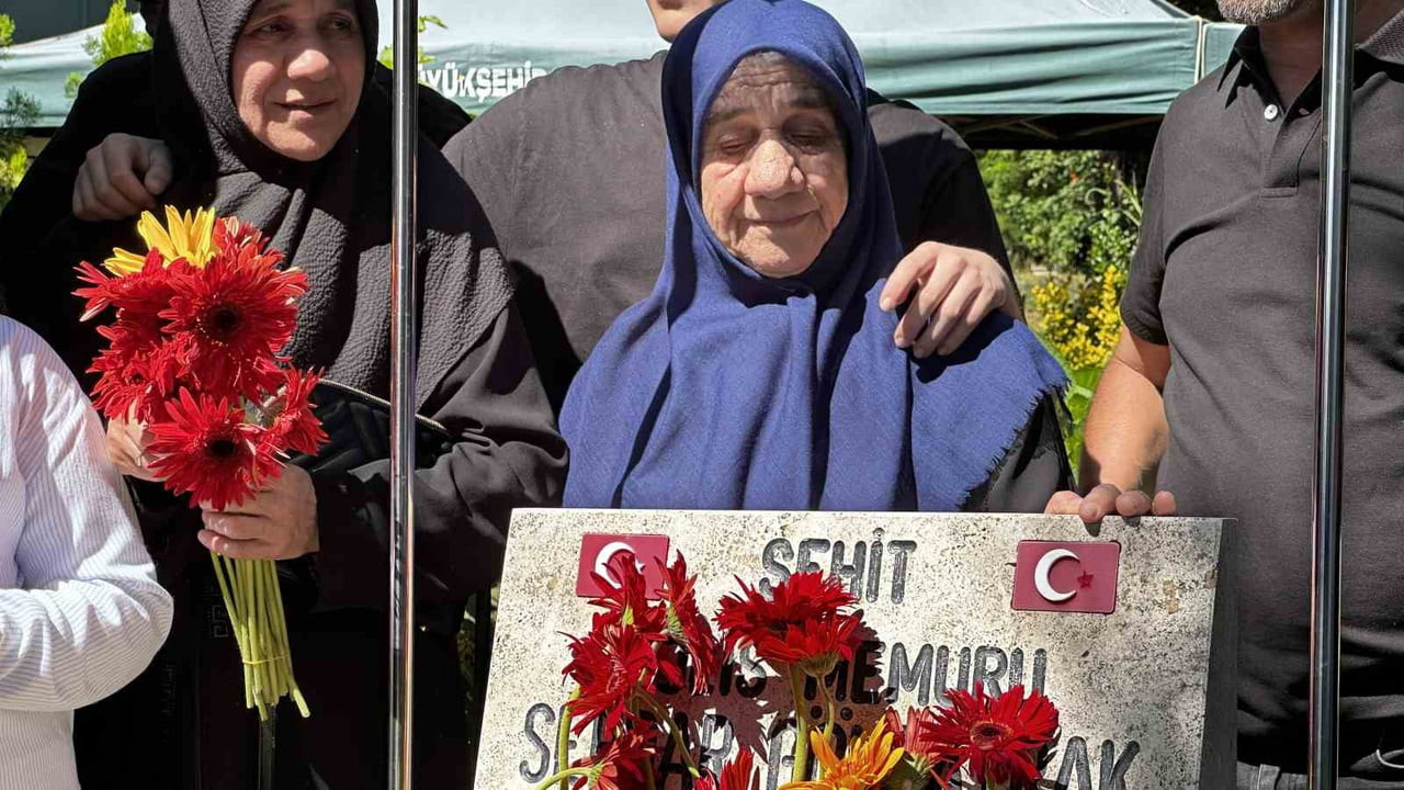 İSTANBUL'DA 10 YIL ÖNCE ARNAVUTKÖY TOPKULE KIŞLASI'NA GİRMEK İSTERKEN FETÖ'NÜN DARBE GİRİŞİMİ...