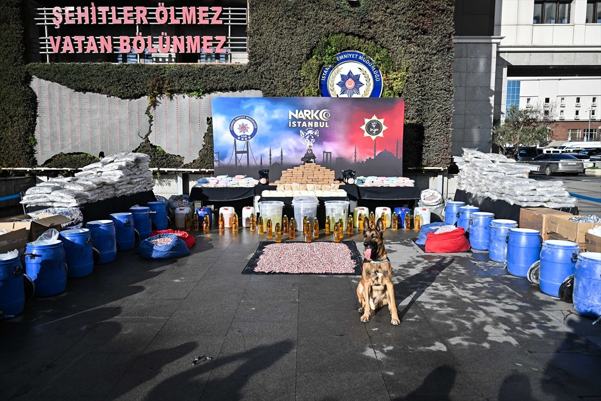 İstanbul'da 11 ilçede düzenlenen operasyonlarda 26 kişi gözaltına alınırken, 1 ton 144 kilo 396...