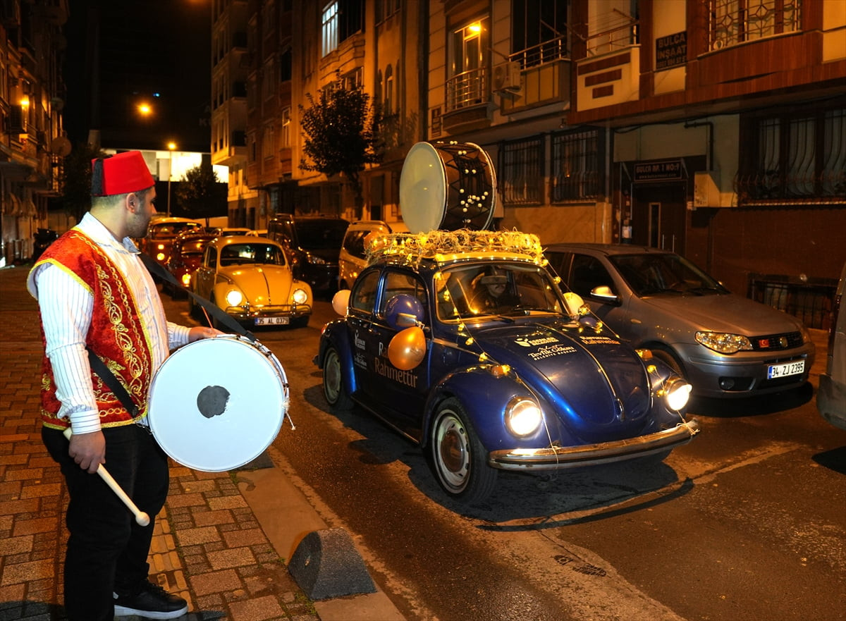 İstanbul'da 961 mahallede yaklaşık 3 bin ramazan davulcusu söyledikleri manilerle vatandaşları...