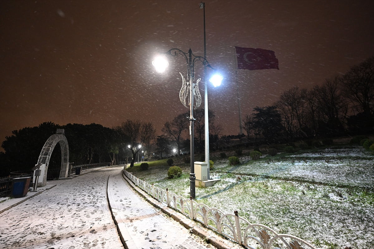 İstanbul'da akşam saatlerinde başlayan ve gece saatlerinden itibaren aralıklarla devam eden kar...