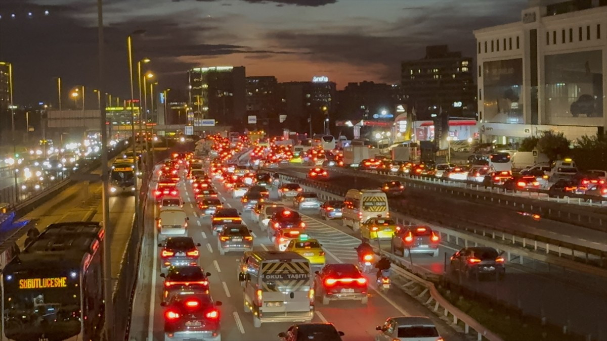 İstanbul'da akşam saatlerinde trafik yoğunluğu yüzde 83'e ulaştı. Avrupa Yakası'nda D-100 kara...