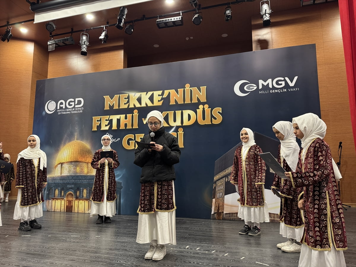 İstanbul'da, Anadolu Gençlik Derneği (AGD) ve Milli Gençlik Vakfı tarafından "Mekke'nin Fethi ve...