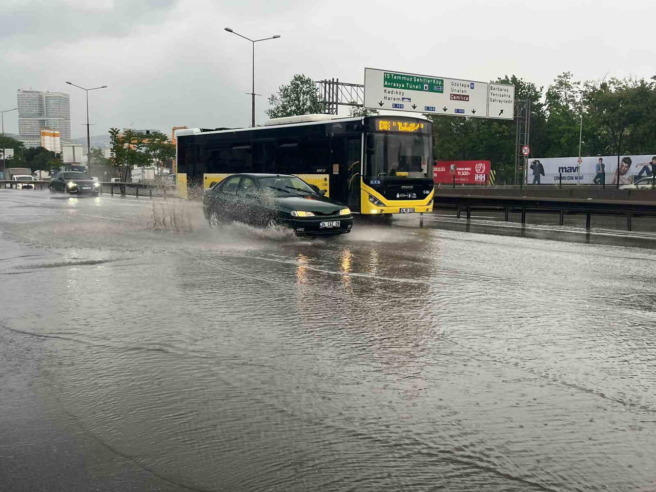 İSTANBUL'DA ANİDEN BASTIRAN SAĞANAK YAĞIŞ HAYATI FELÇ ETTİ.