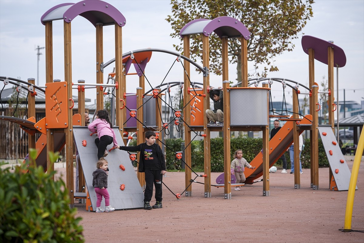 İstanbul'da ara tatilin başlamasıyla birlikte aileler çocuklarıyla beraber kent genelindeki millet...