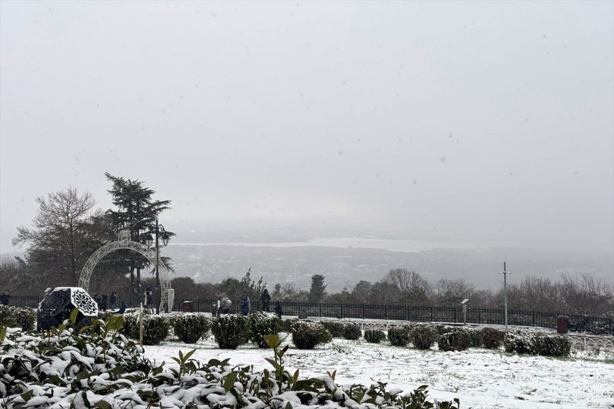 İstanbul'da aralıklarla devam eden kar yağışı Üsküdar'ın yüksek kesimlerinde etkili oldu. Çamlıca...
