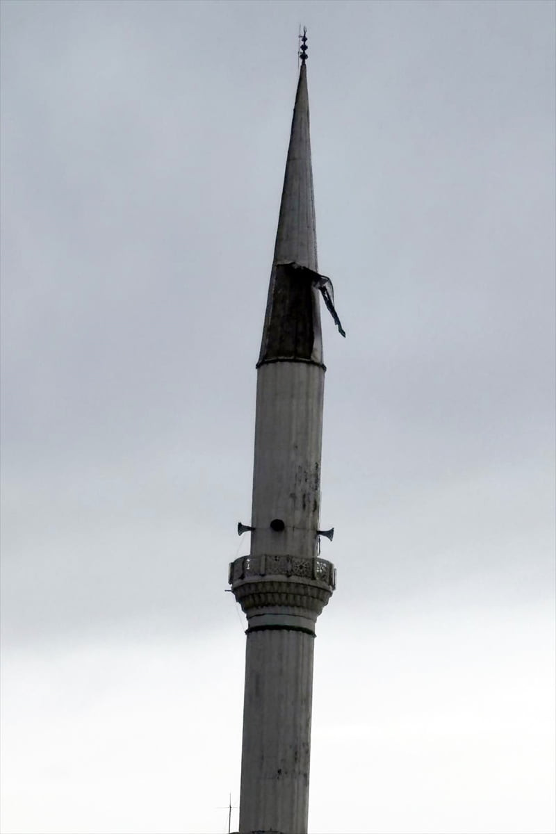 İstanbul'da aralıklarla etkisini sürdüren şiddetli yağış ve fırtına, kent genelinde hayatı olumsuz...