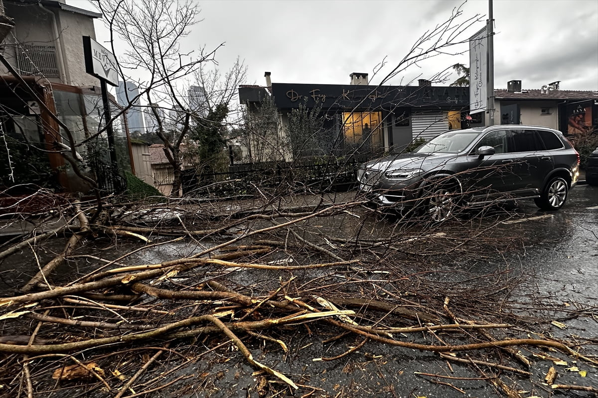 İstanbul'da aralıklarla süren yağış ve şiddetli fırtına hayatı olumsuz etkiliyor.