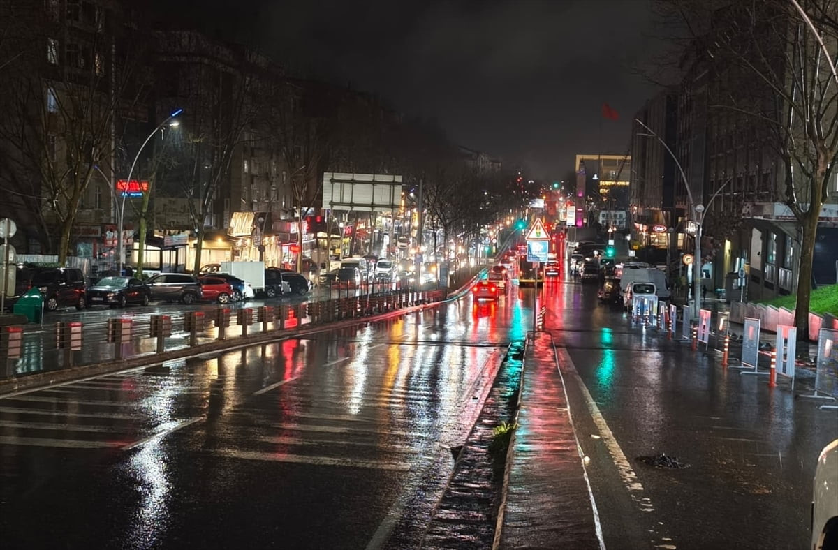 İstanbul'da bazı bölgelerde başlayan sağanak hayatı olumsuz etkiliyor. Avrupa Yakası'nda...