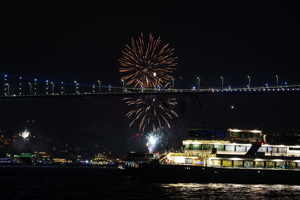 İstanbul'da binlerce kişi yeni yıla kentin önemli meydanlarında ve caddelerinde düzenlenen...