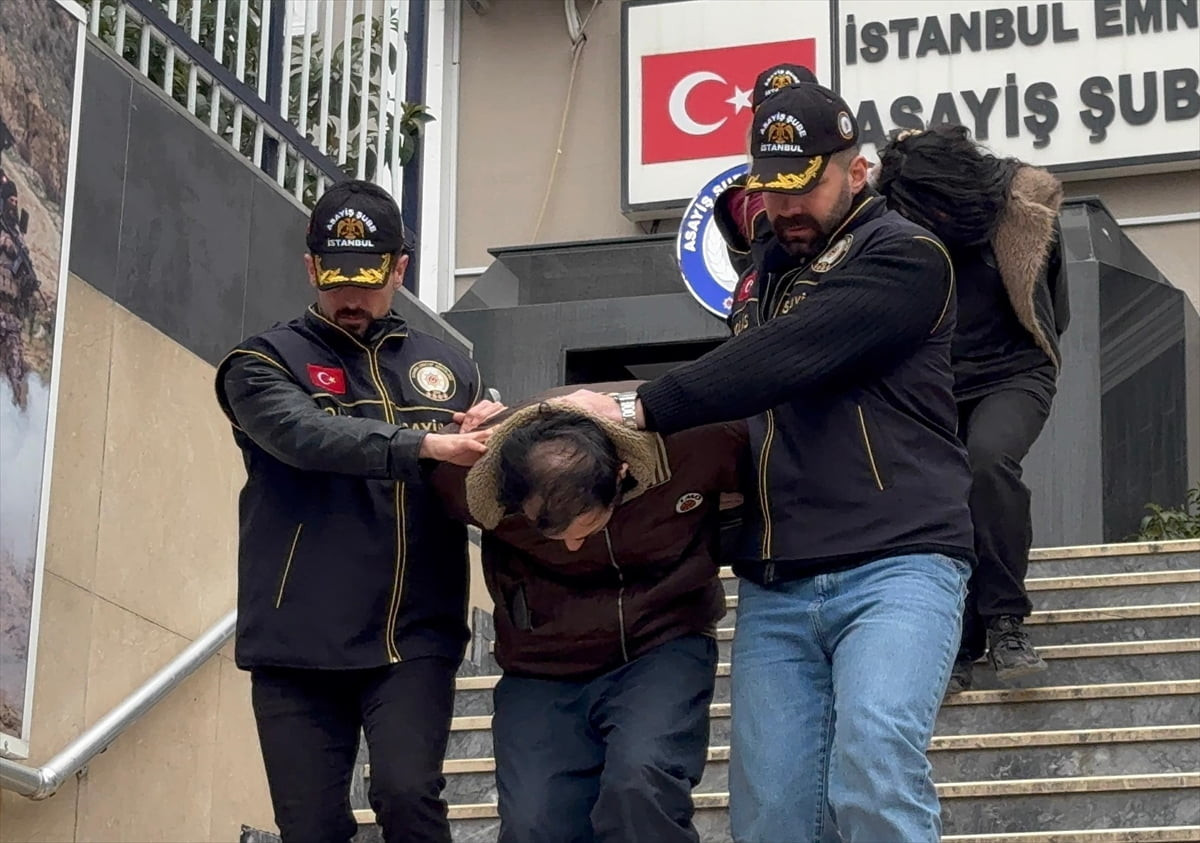  İstanbul'da bir kişiyi bıçakla tehdit edip parasını gasbetmeye çalıştıkları iddiasıyla gözaltına...