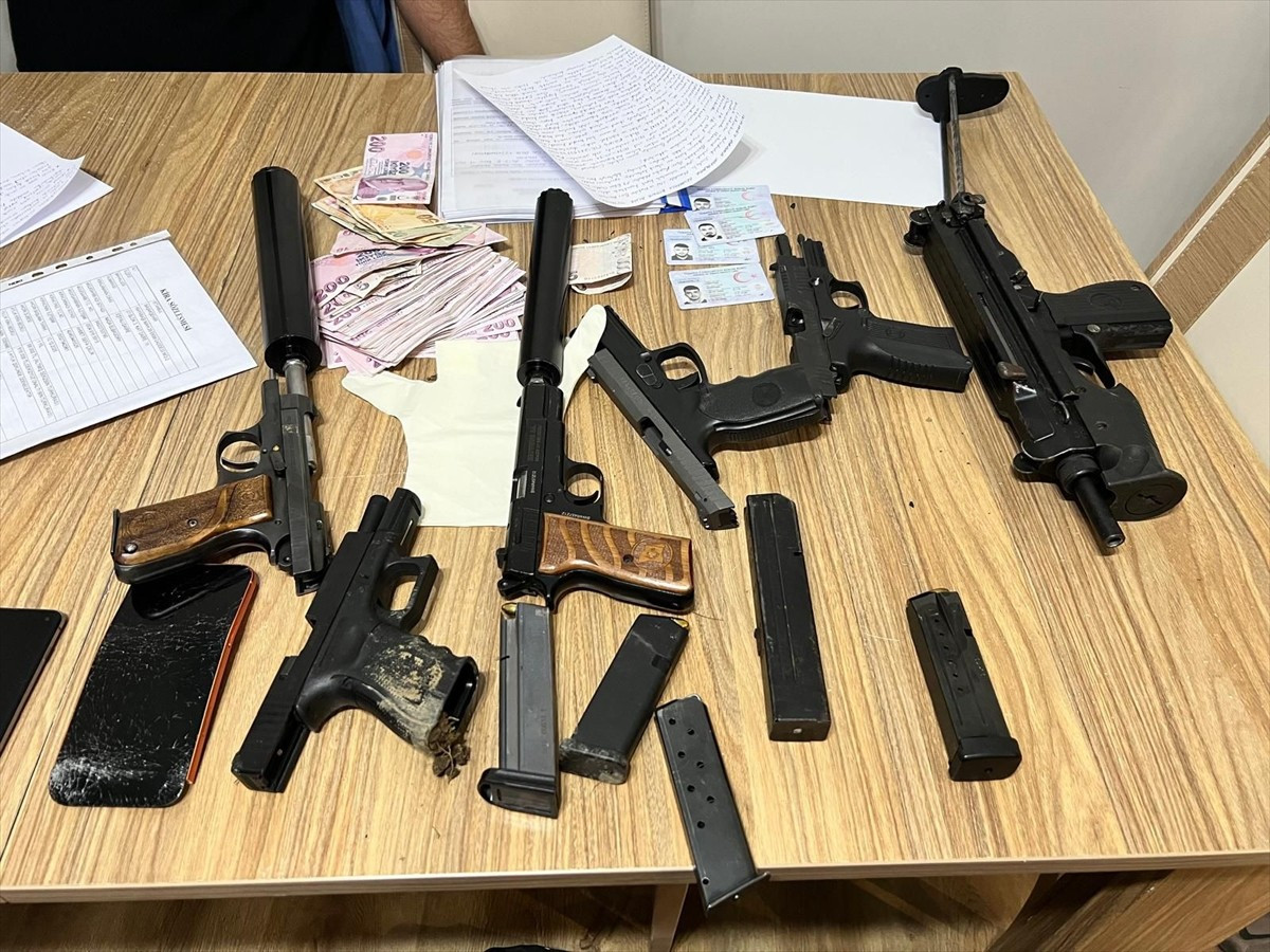 İstanbul'da, çıkar amaçlı silahlı suç örgütlerine yönelik yürütülen soruşturma kapsamında...