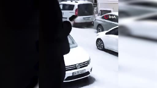 İstanbul'da dolu ve sağanak yağış etkili oldu: Doluyla kaplanan Sultangazi'de sürücüler zor anlar...