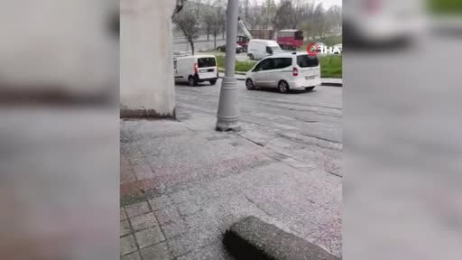 İstanbul'da dolu ve sağanak yağış etkili oldu: Doluyla kaplanan Sultangazi'de sürücüler zor anlar...