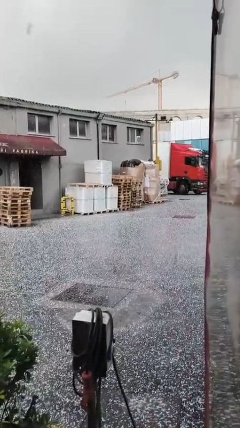 İSTANBUL'DA DOLU YAĞIŞI ETKİLİ OLDU. O ANLAR VATANDAŞLARIN CEP TELEFONU KAMERASI İLE...