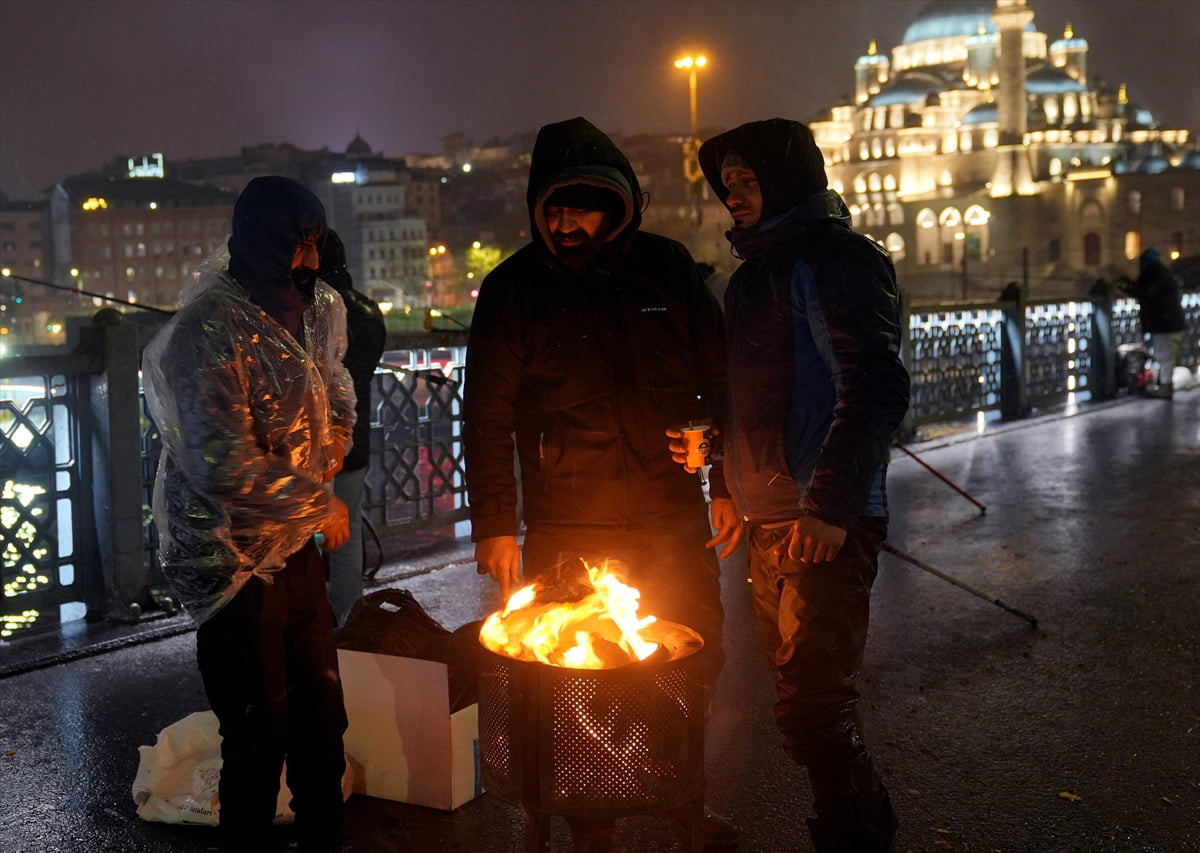 İstanbul'da dün gece başlayan kar yağışı aralıklarla devam ediyor. Kar yağışının aralıklarla...