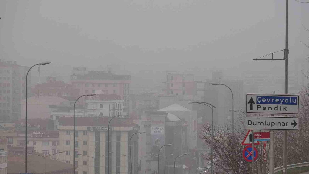 İSTANBUL'DA DÜN GECEDEN BU YANA ETKİLİ OLAN YOĞUN SİS, ANADOLU YAKASI’NDA DA SABAHIN ERKEN...