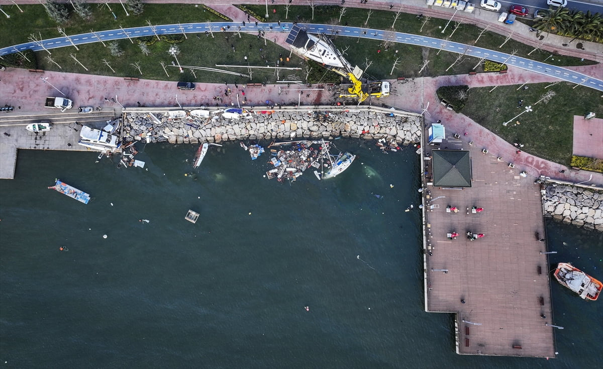 İstanbul'da dün sabah saatlerinde başlayıp etkisini aralıklarla sürdüren şiddetli yağış ve...