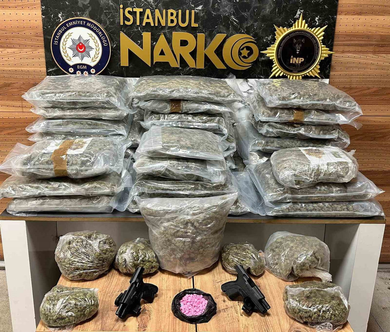 İSTANBUL'DA DÜZENLENEN BİR DİZİ OPERASYONDA, UYUŞTURUCU TİCARETİ YAPTIKLARI İDDİA EDİLEN 1'İ ÇOCUK...