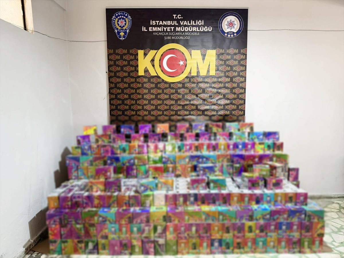 İstanbul'da düzenlenen operasyonda 20 bin 300 kaçak elektronik sigara ile 1200 paket kaçak sigara...